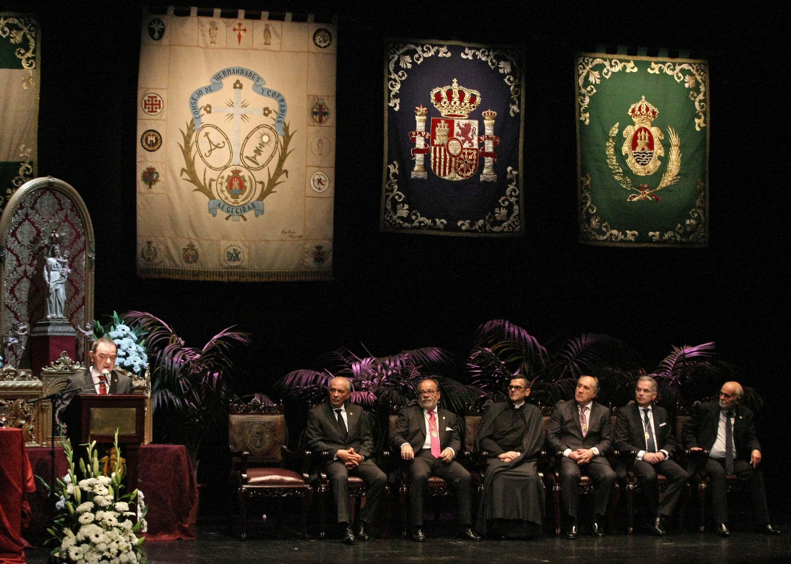 El cuidado escenario del Pregón Oficial en el teatro Florida. El cuidado escenario del Pregón Oficial en el teatro Florida.