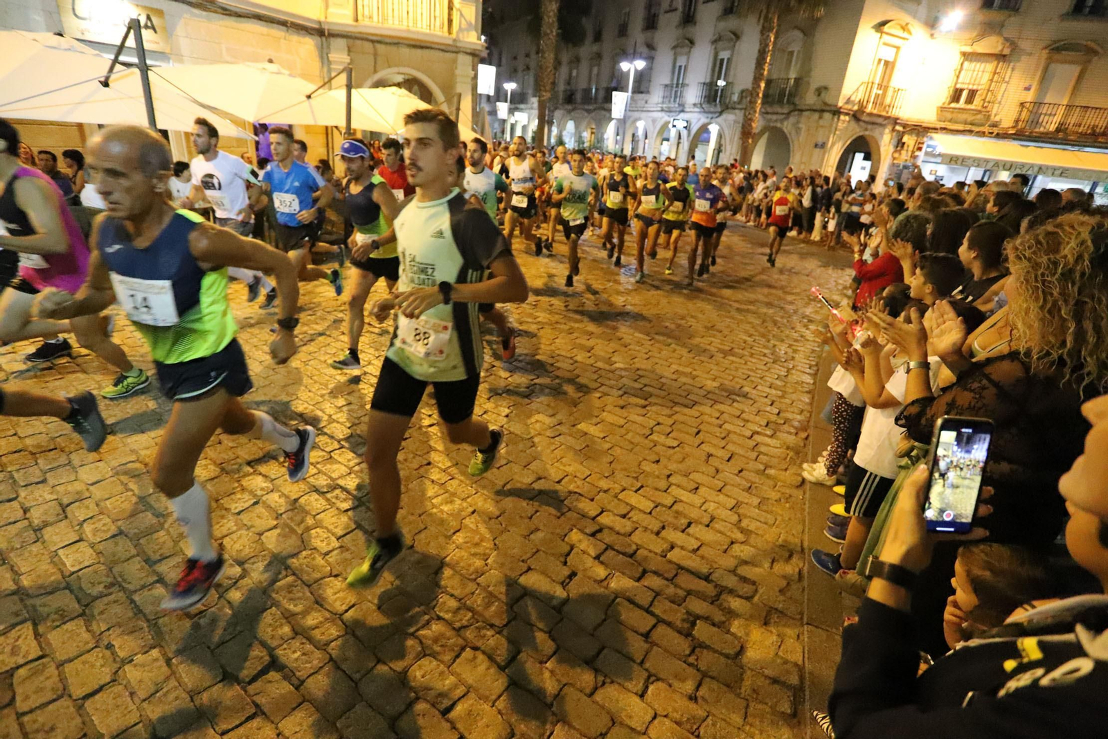 Cientos de corredores toman las calles de Huelva.