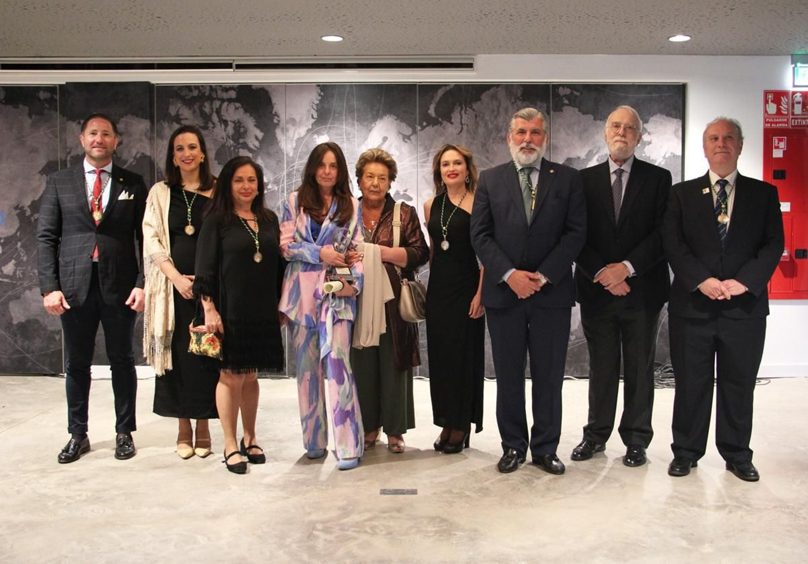 Veterinarios y autoridades en la entrega de su premio anual.