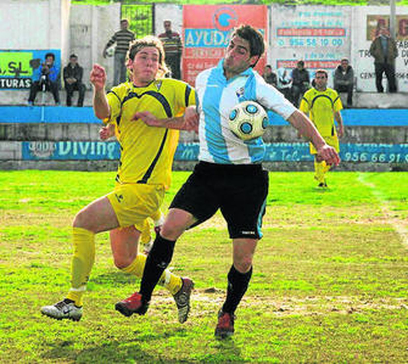 Dani Hoyos (i), en un duelo entre el Balón y el Pastores en 2010.