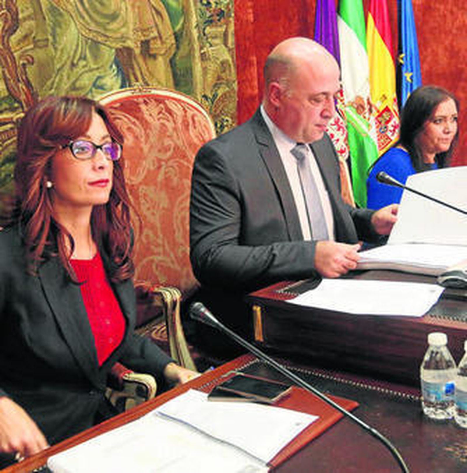 Felisa Cañete, con Antonio Ruiz y Ana Carrillo, en la presidencia del Pleno de la corporación provincial.