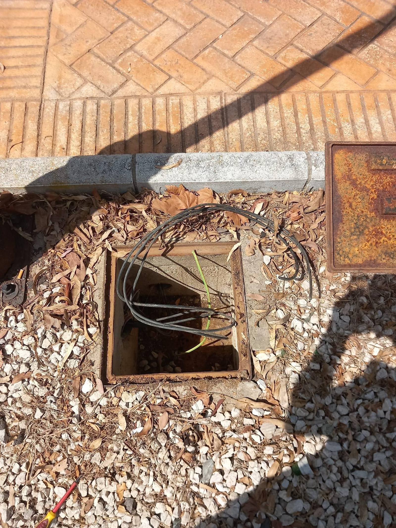 Cableado destrozado en Los Cortijillos. Cableado destrozado en Los Cortijillos.