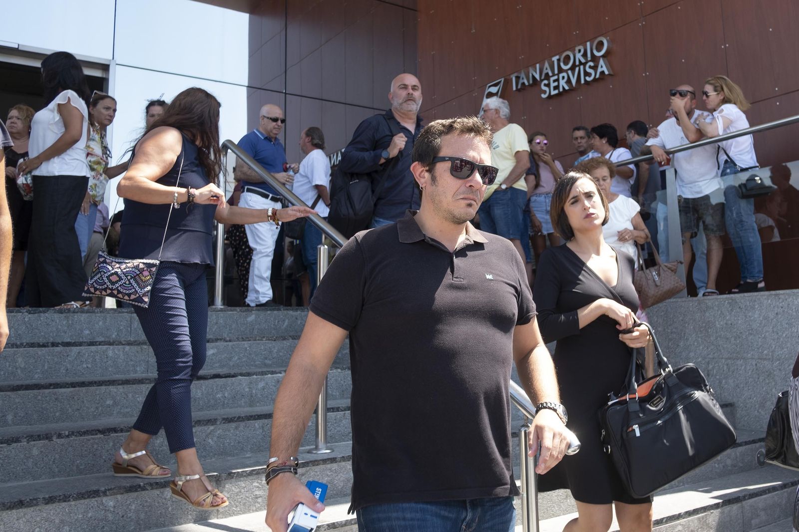 El alcalde de Cádiz, José María González 'Kichi', y la concejala de Cultura y Fiestas, Lola Cazalilla, salen del tanatorio de Servisa.