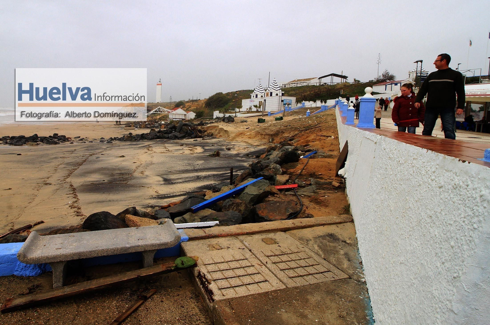 Imágenes del temporal de viento y lluvia en la playa de Matalascañas