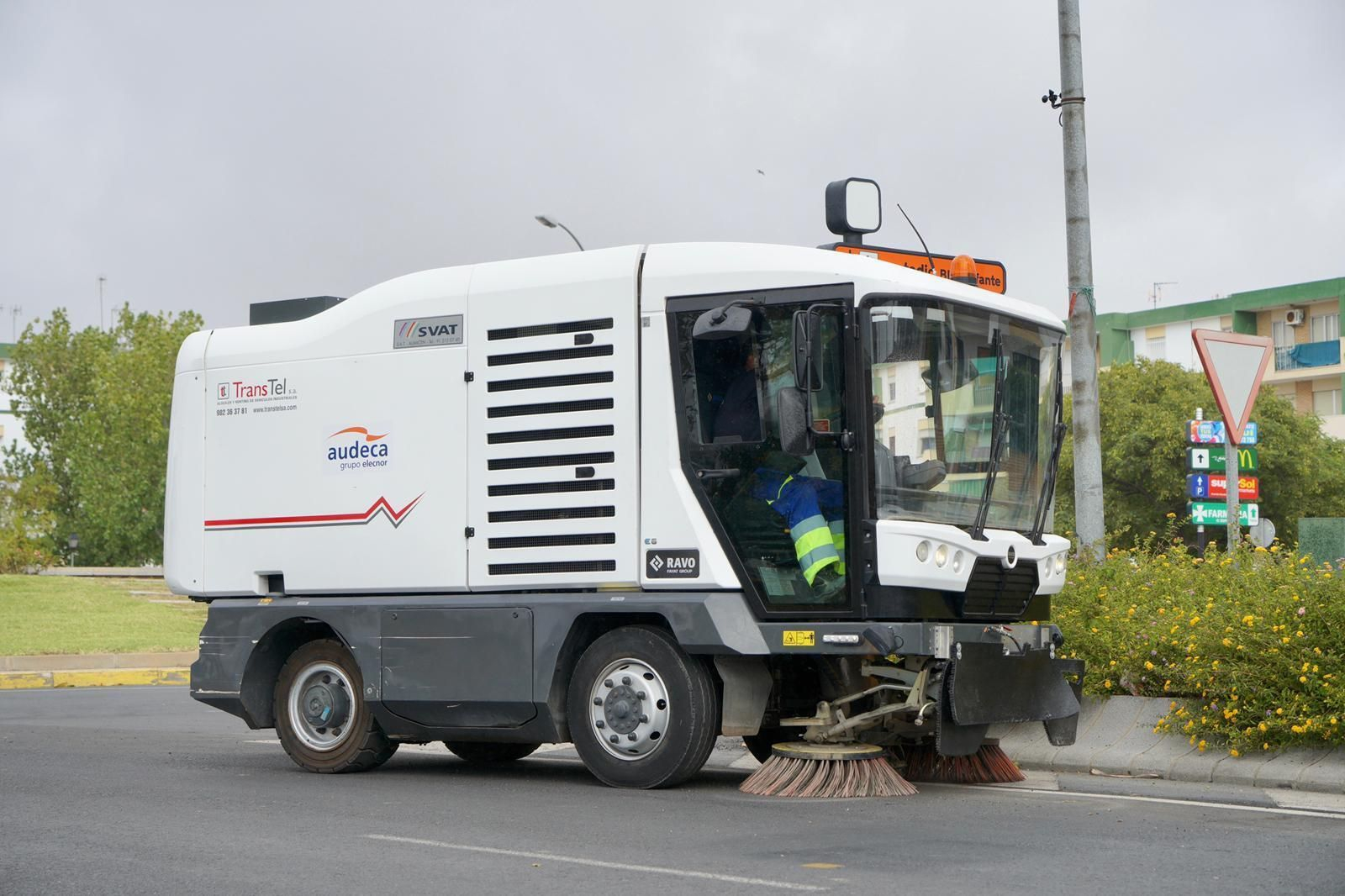 Audeca cuenta con maquinaria moderna para las labores de limpieza en Ayamonte.