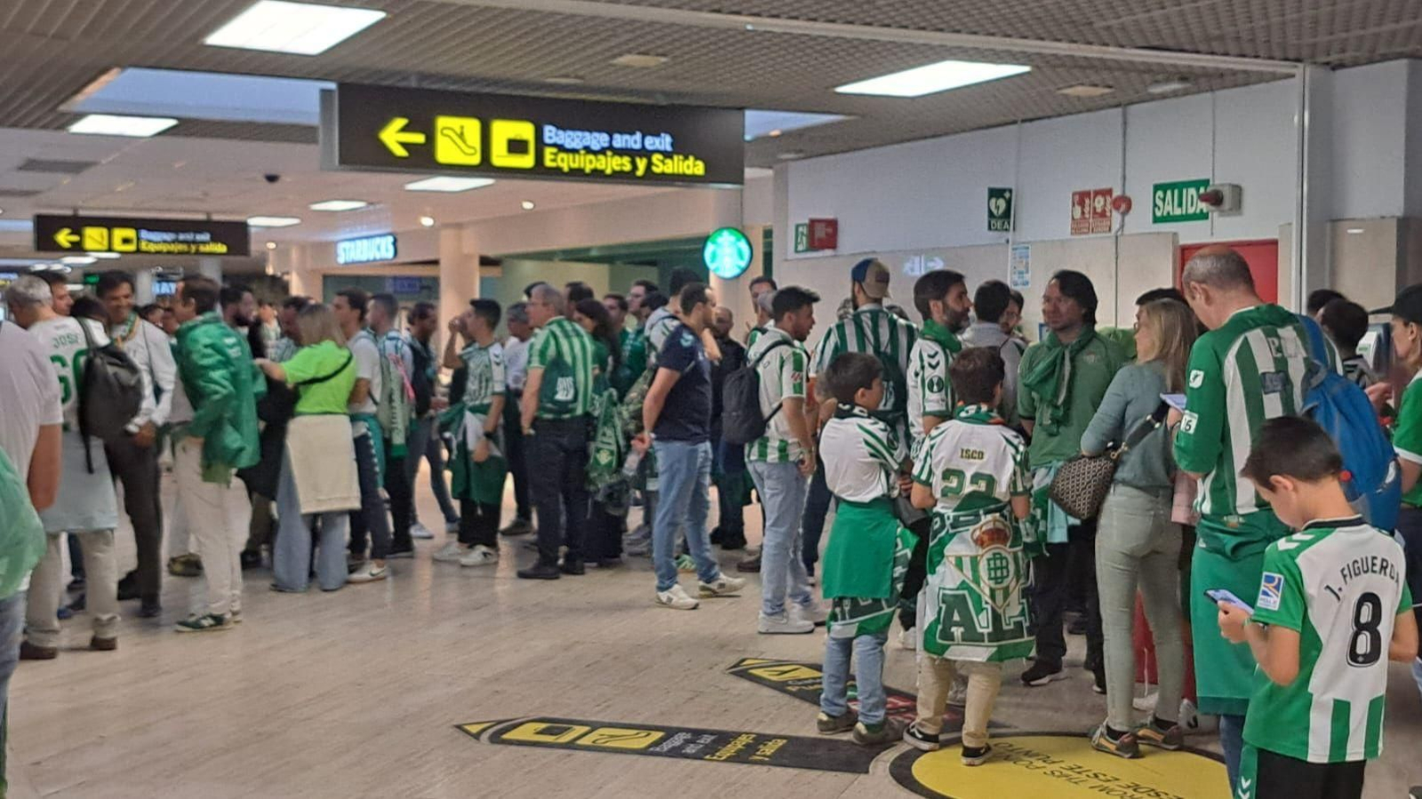 Aficionados del Betis en el aeropuerto de Sevilla