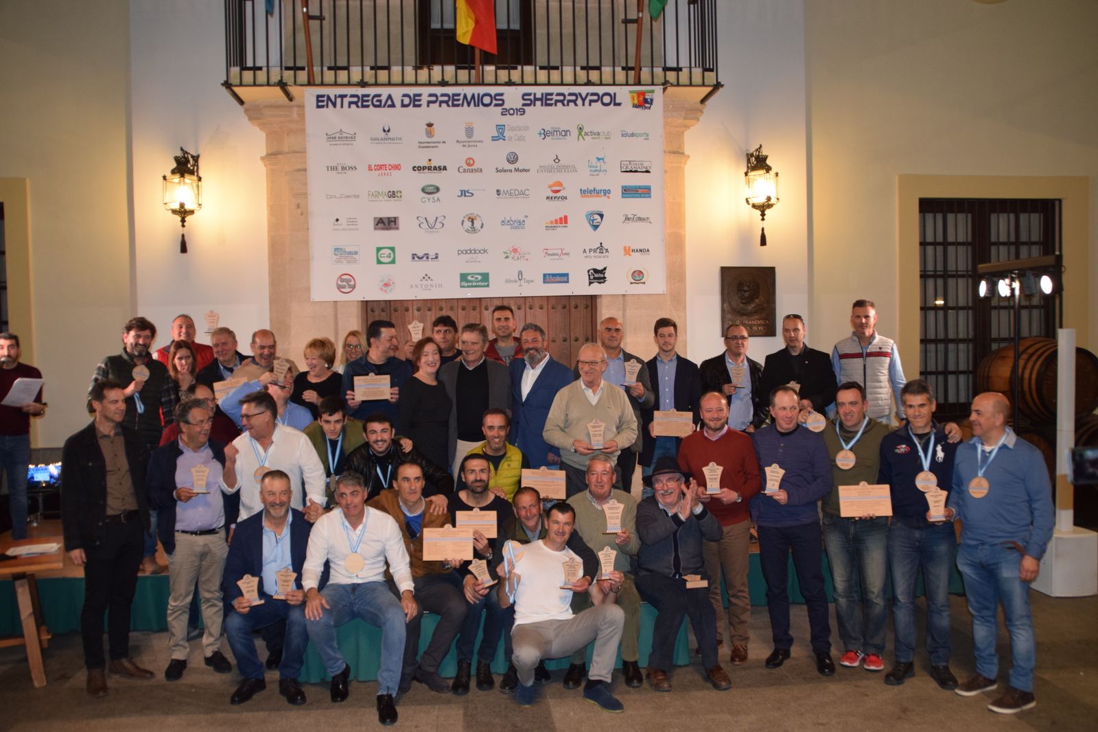Los galardonados y otros miembros de la asociación posan en las bodegas Real Tesoro una vez acabado el acto.