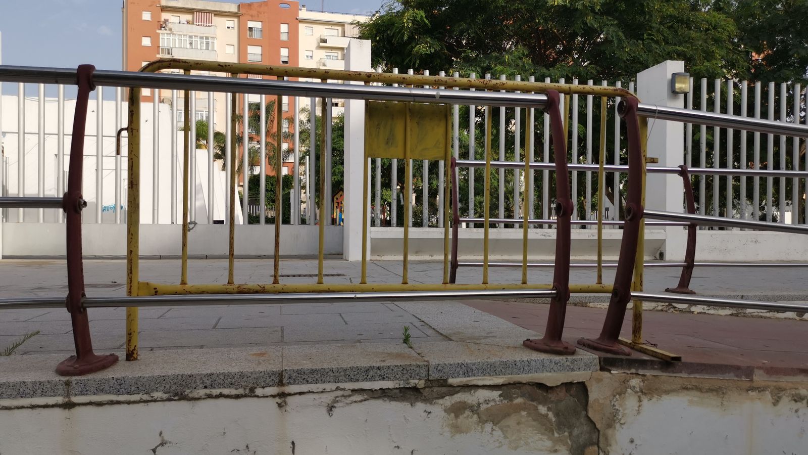 Vallas de obra colocadas en las barandillas de protección partidas.