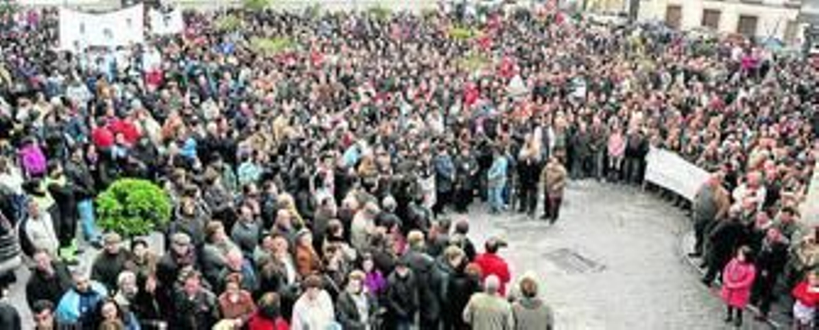 Concentración que tuvo lugar ayer por la tarde en la plaza de Villanueva de Córdoba.