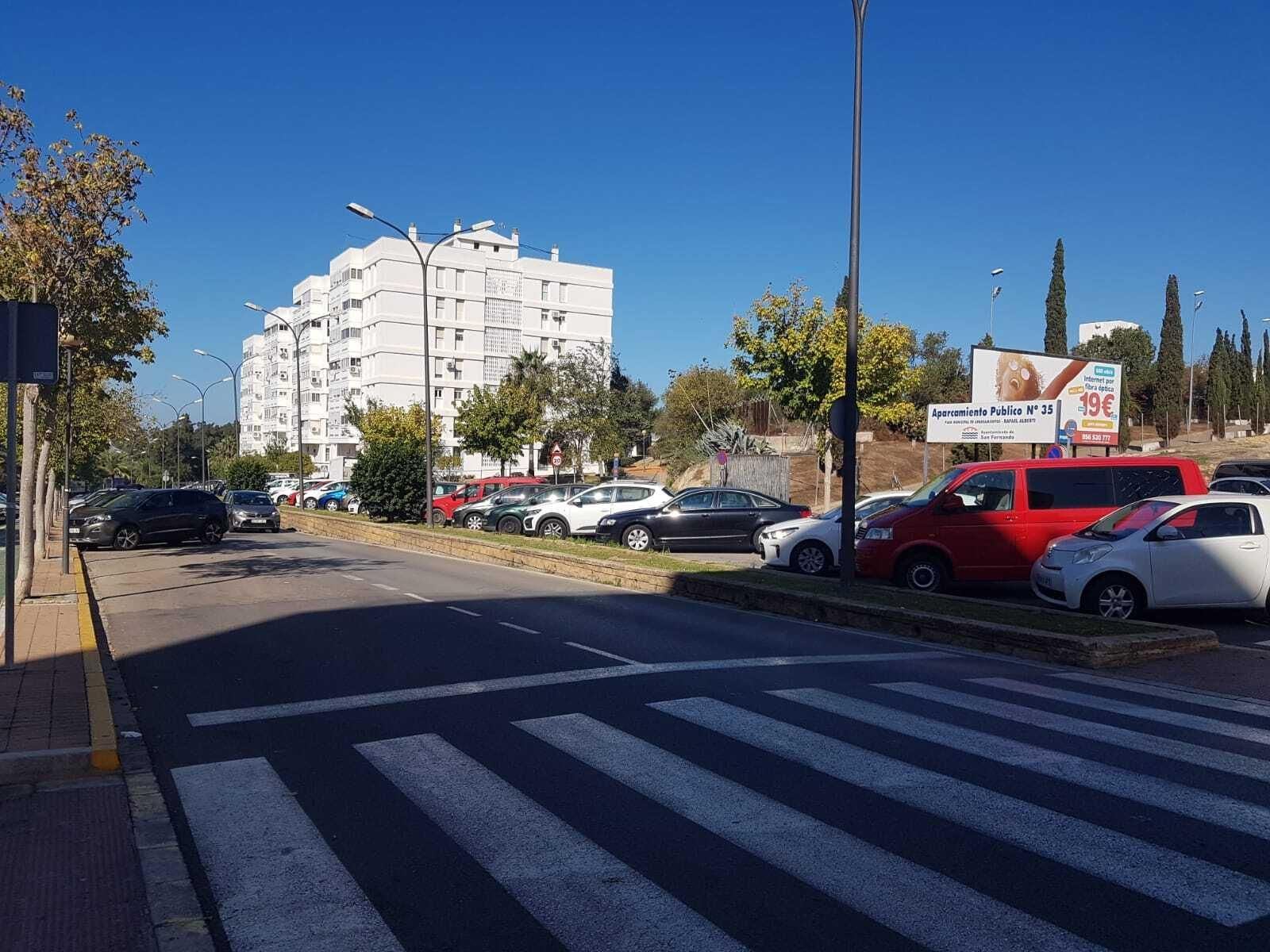 Paso de peatones de la avenida Rafael Alberti próximo a la rotonda de Hornos Púnicos, donde tuvo lugar el atropello.