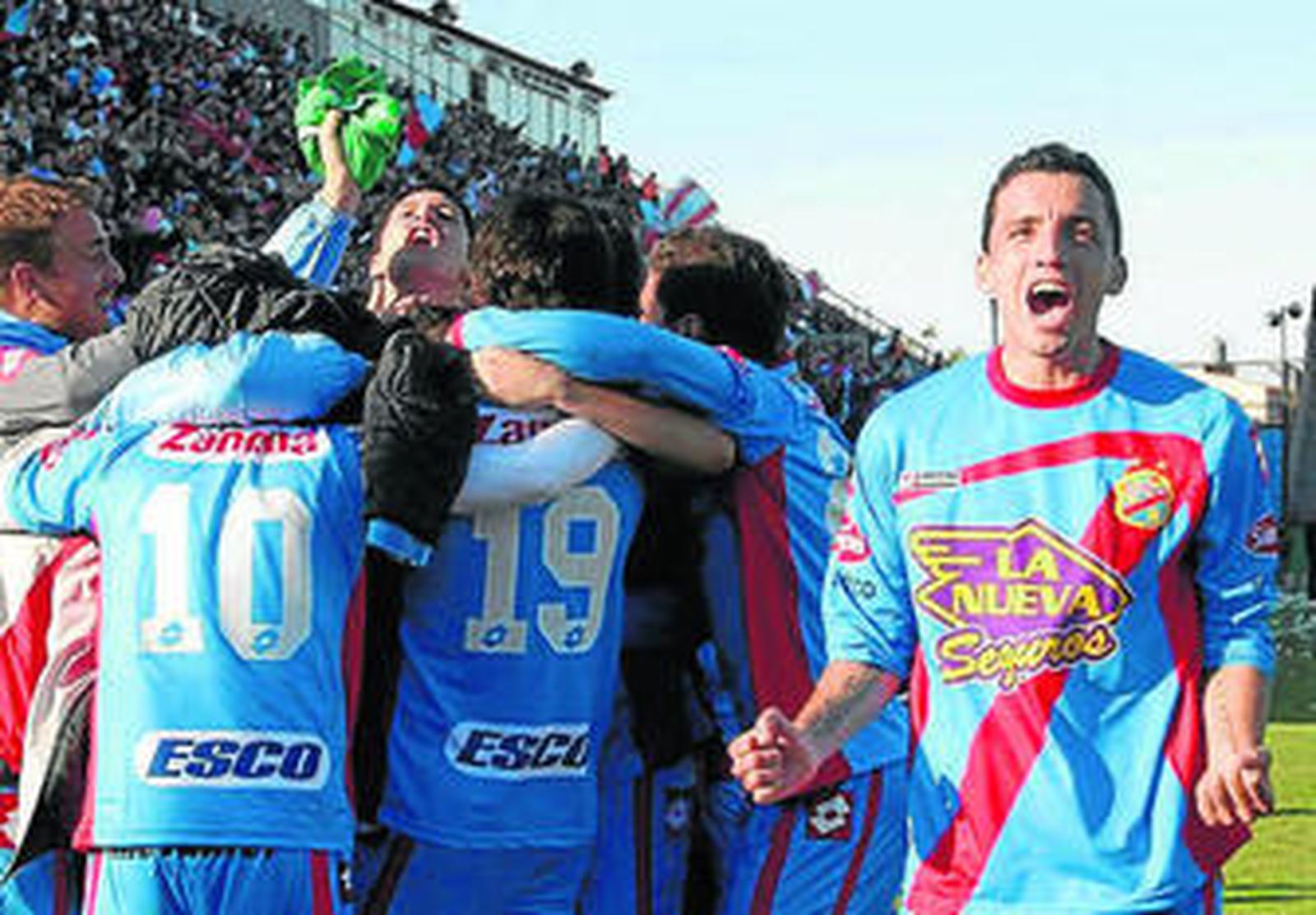 Futbolistas del Arsenal celebran el título del torneo Clausura.