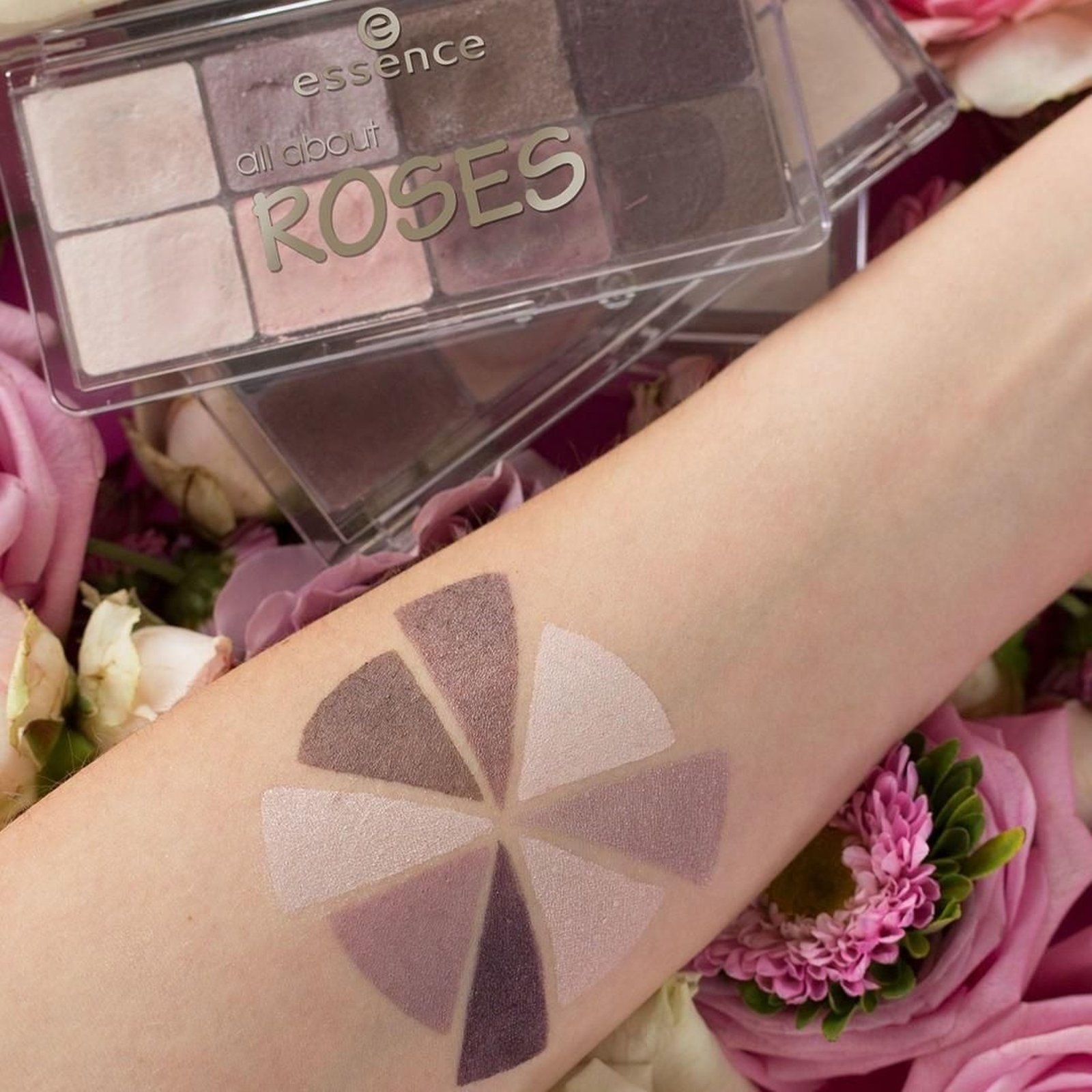 Paleta All about roses, de Essence.