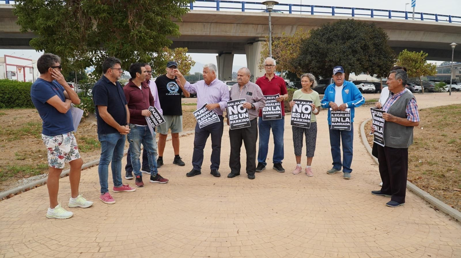 Vecinos de Churriana se concentran contra un parking ilegal.