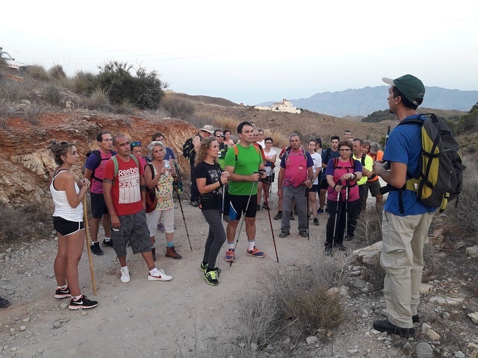 Participantes en la ruta, durante una explicación especializada.