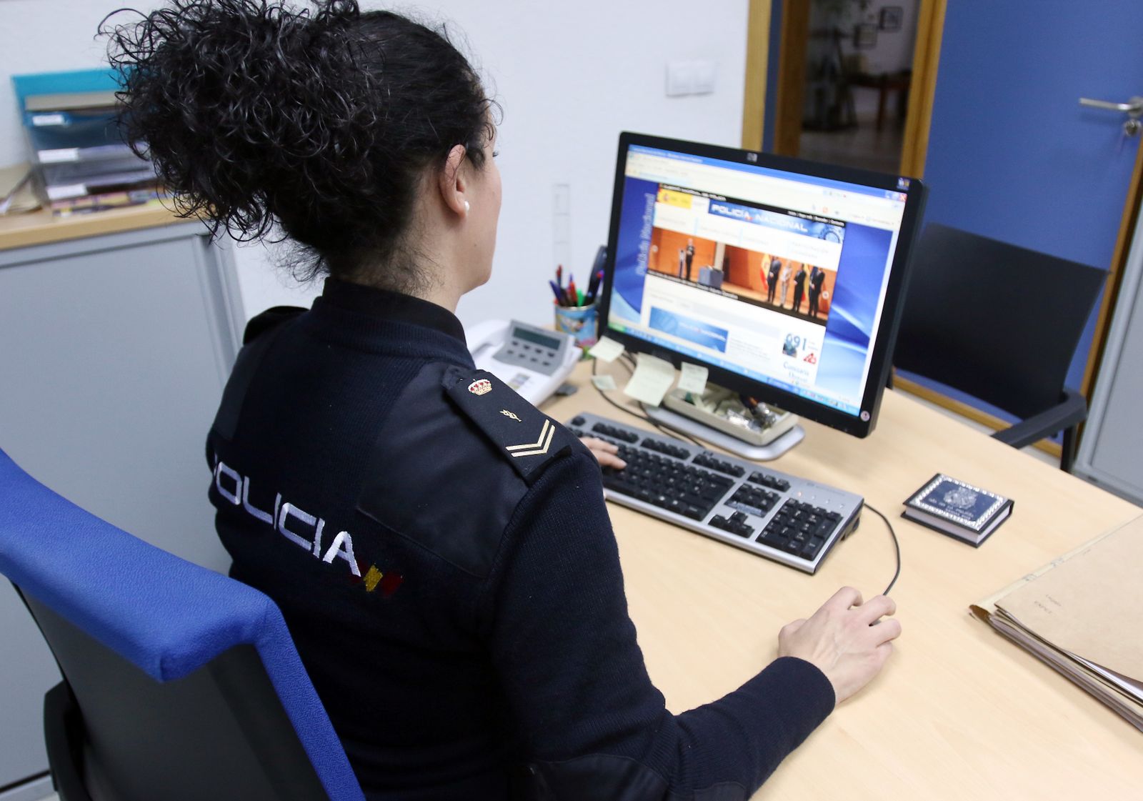 Una agente de la Policía Nacional.