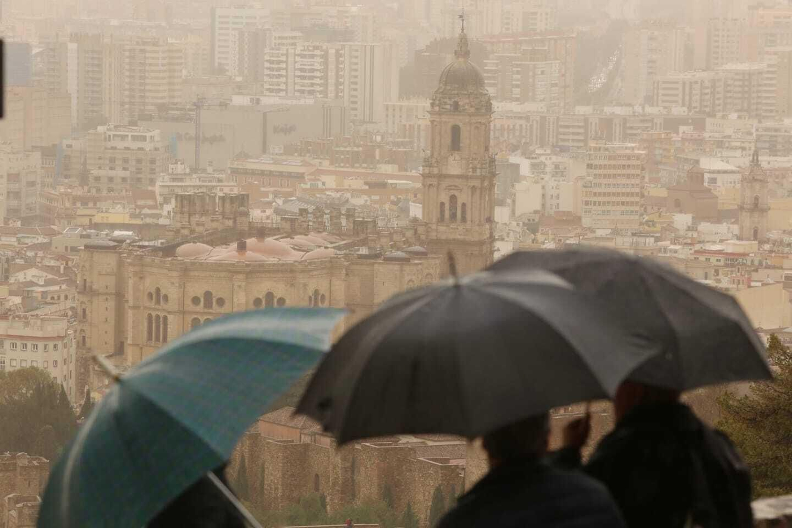 Fotos del efecto de la calima en Málaga y en sus coches