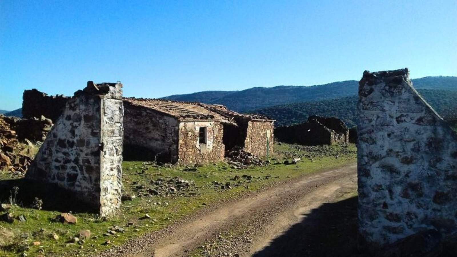 A pesar de estar deshabitada en la actualidad, esta aldea guarda un interesante pasado con la colonización de Carlos III.