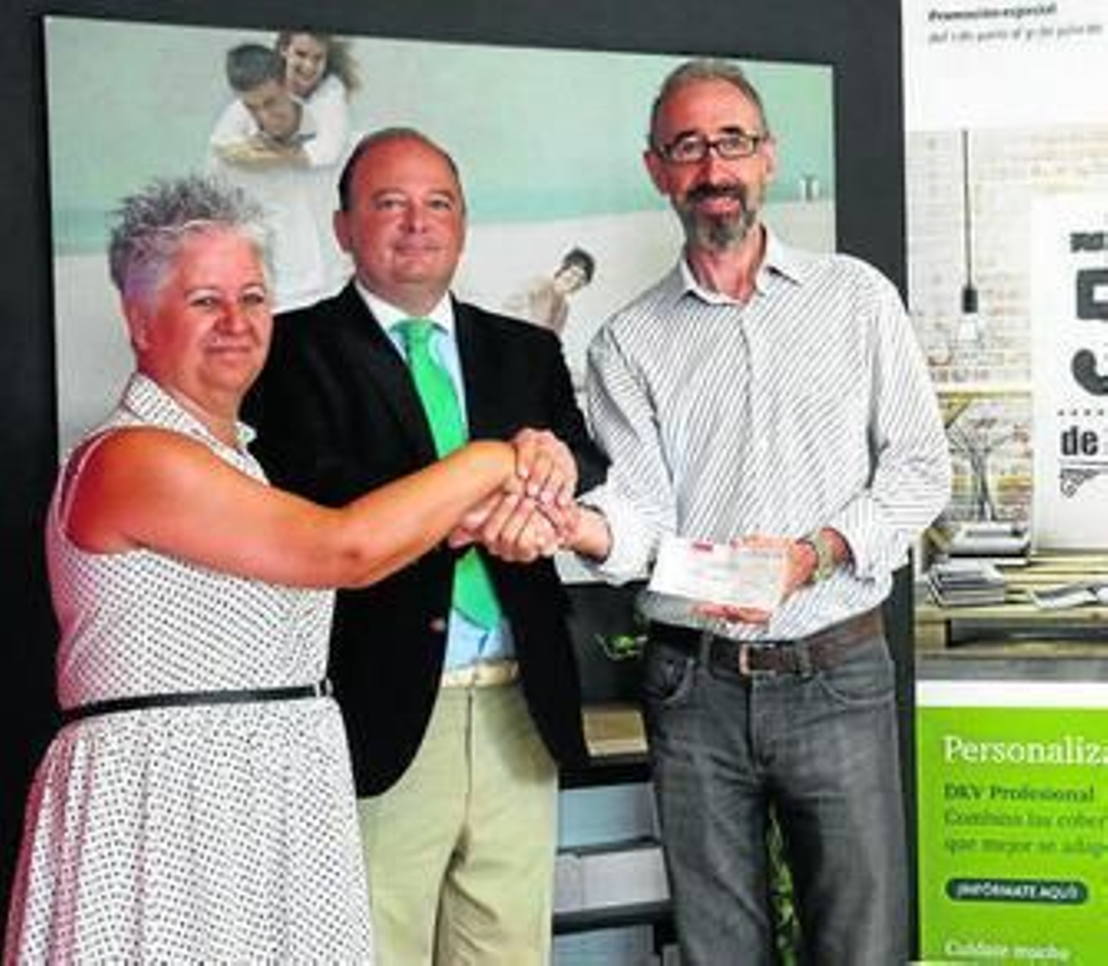 El director de DKV, con los representantes de las asociaciones.