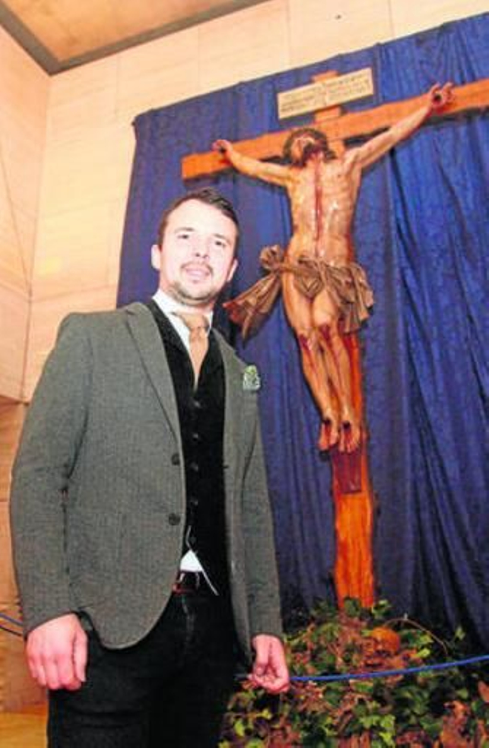 Rodríguez Picón ante el Cristo del Gran Amor en su Expiración.