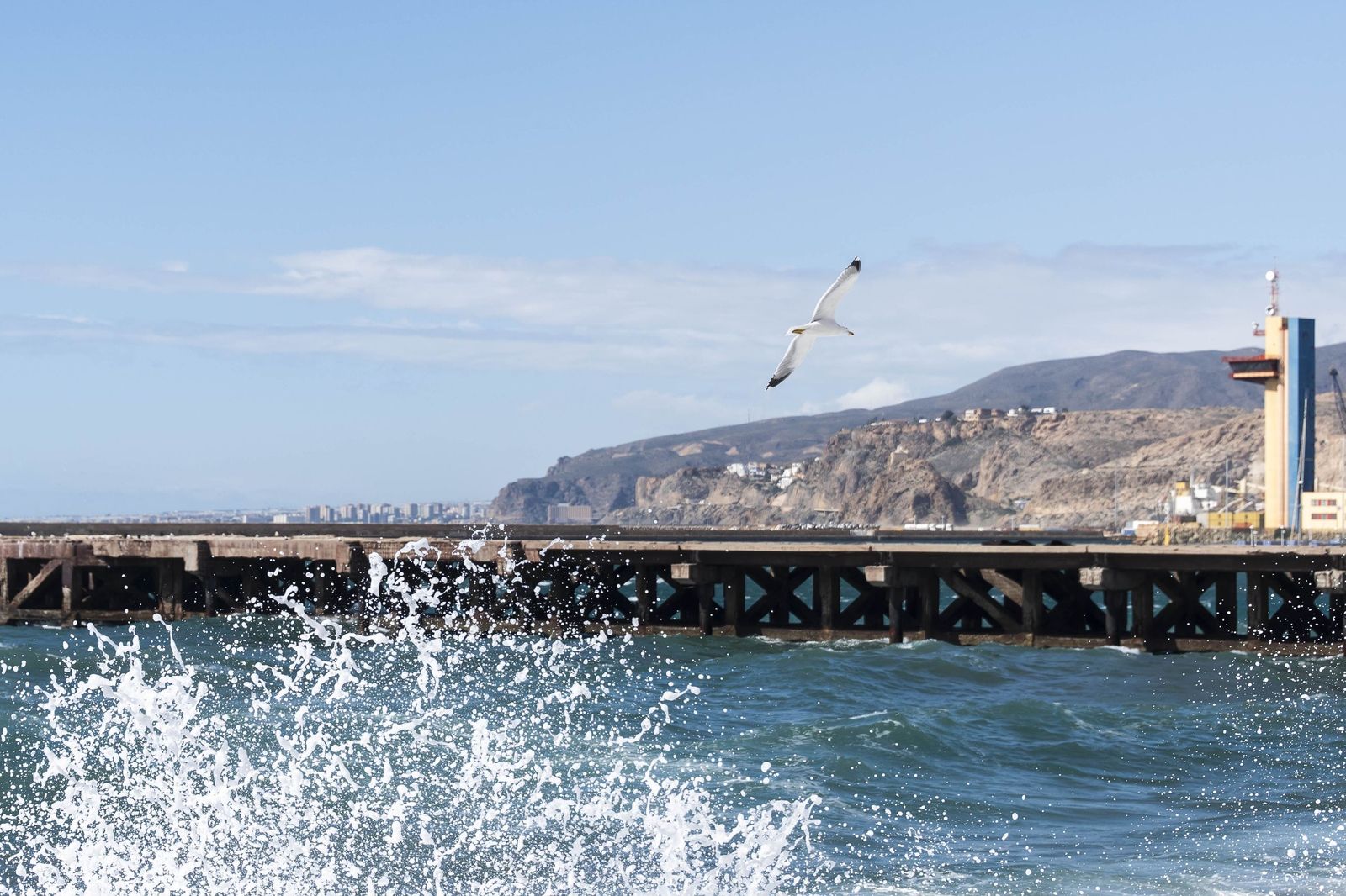 Las imágenes del viento que sacude Almería con rachas de hasta 93 km/h