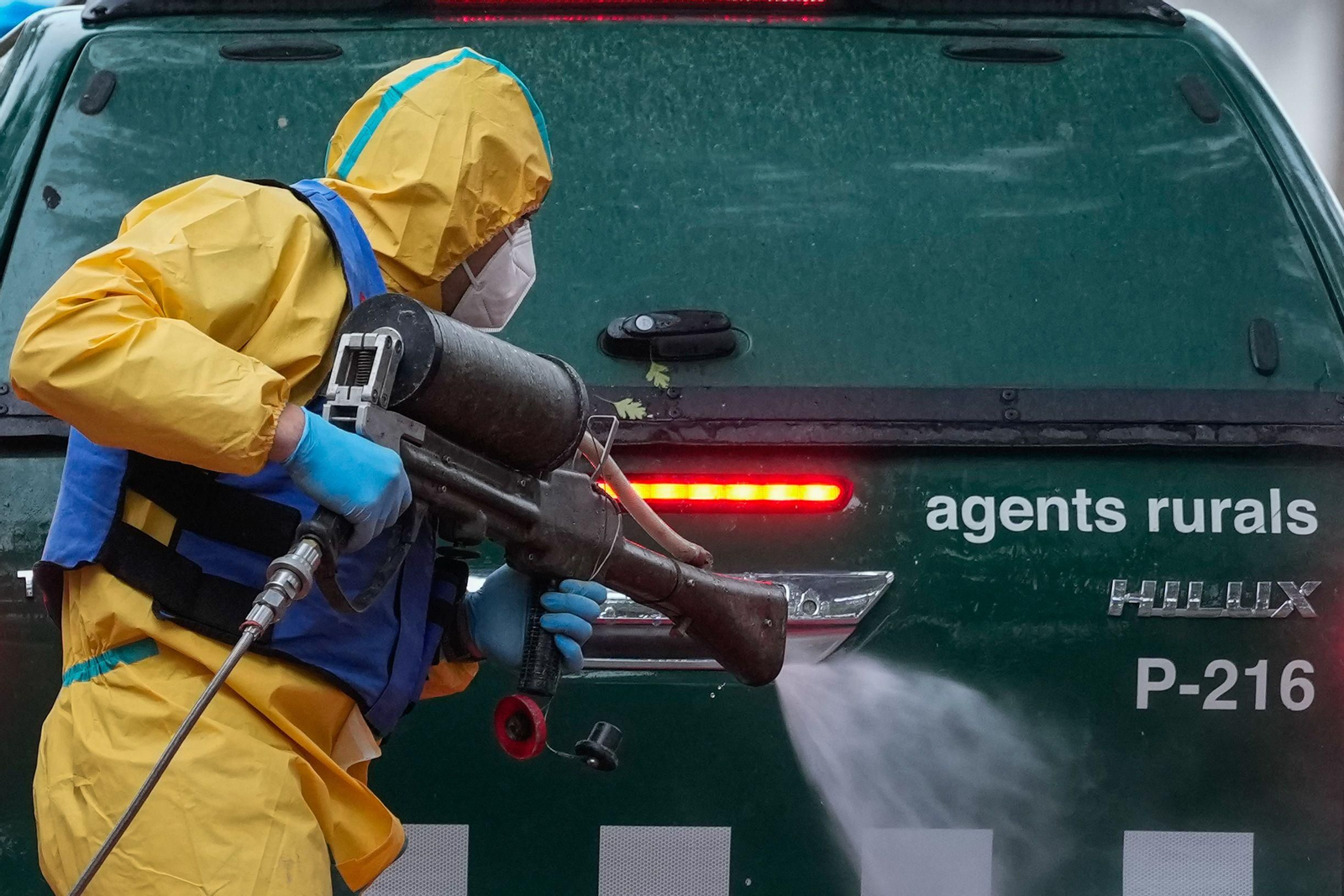 Desinfección de vehículos en la zona cero de la peste porcina, en Barcelona