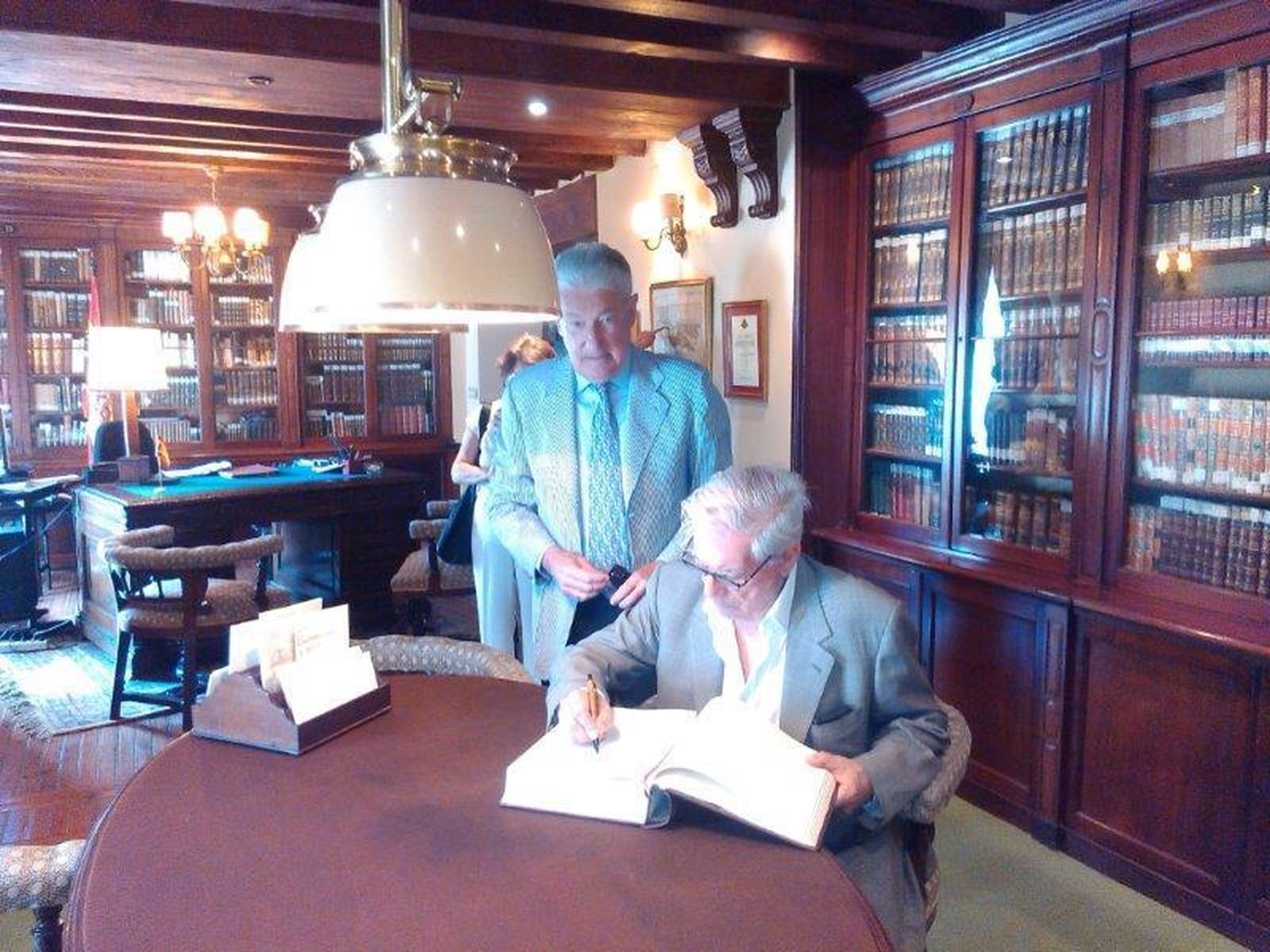 Miguel Nuche con Mario Vargas Llosa, cuando el Premio Nobel firmó en el Libro de Honor del Casino en 2014.