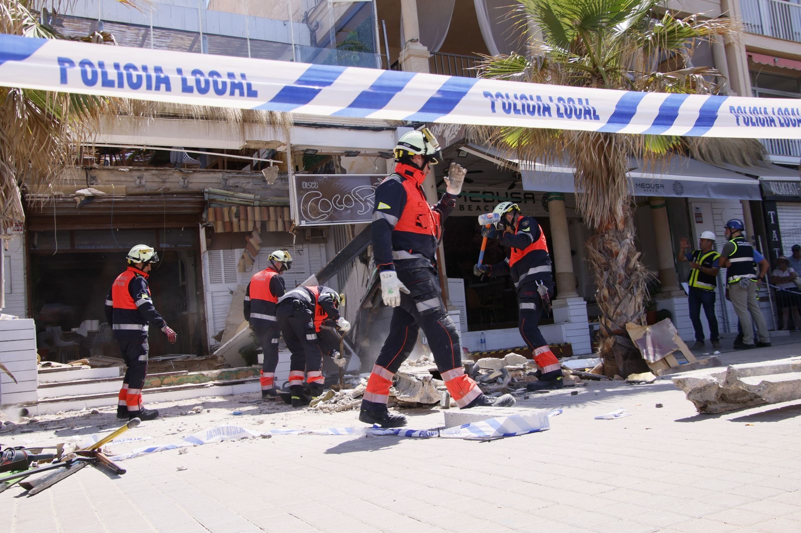Bomberos trabajan en las labores de rescate tras el derrumbe de la terraza de un restaurante de la Playa de Palma.