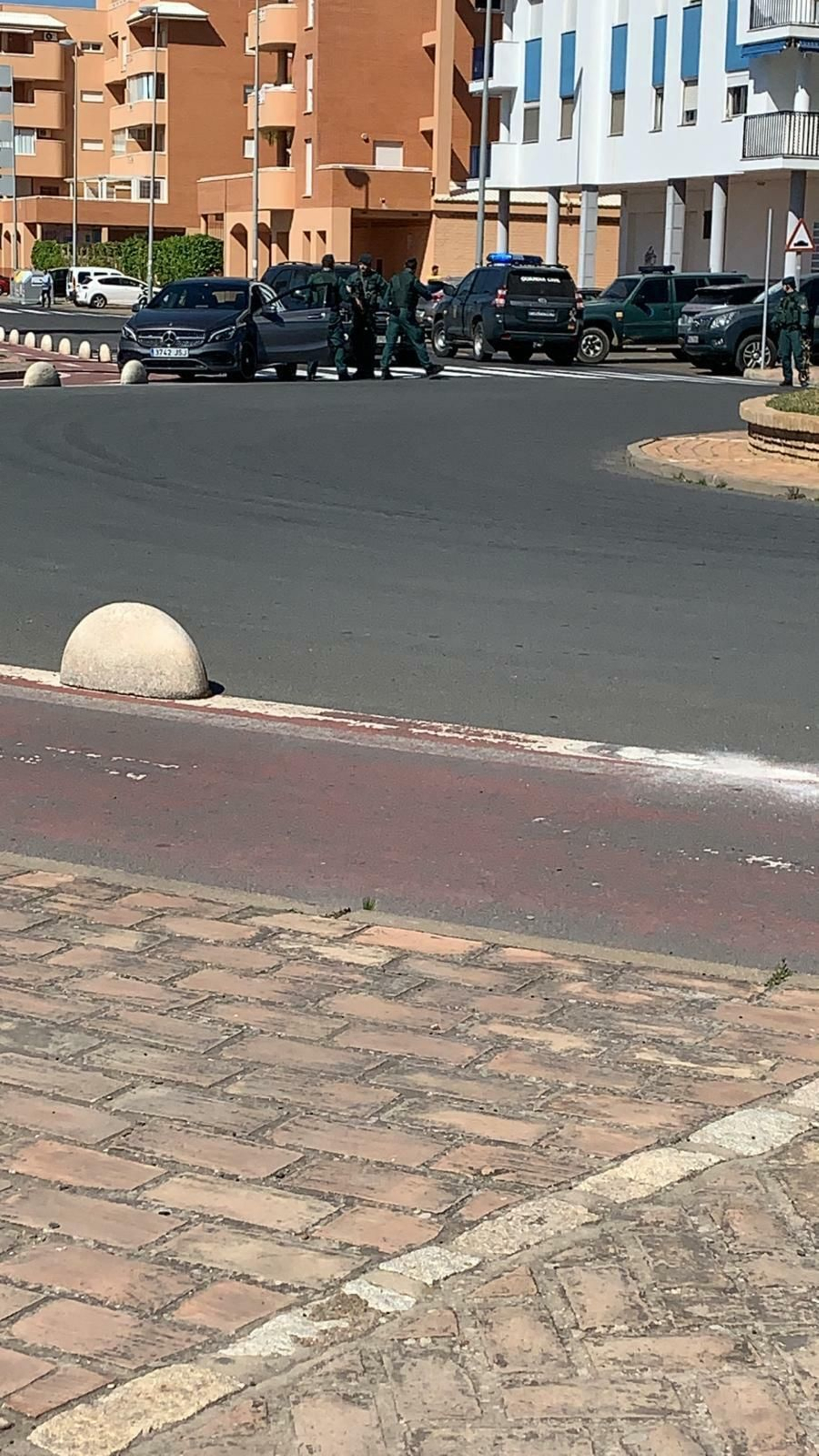 Agentes de la Guardia Civil en la rotonda de Punta del Caimán.