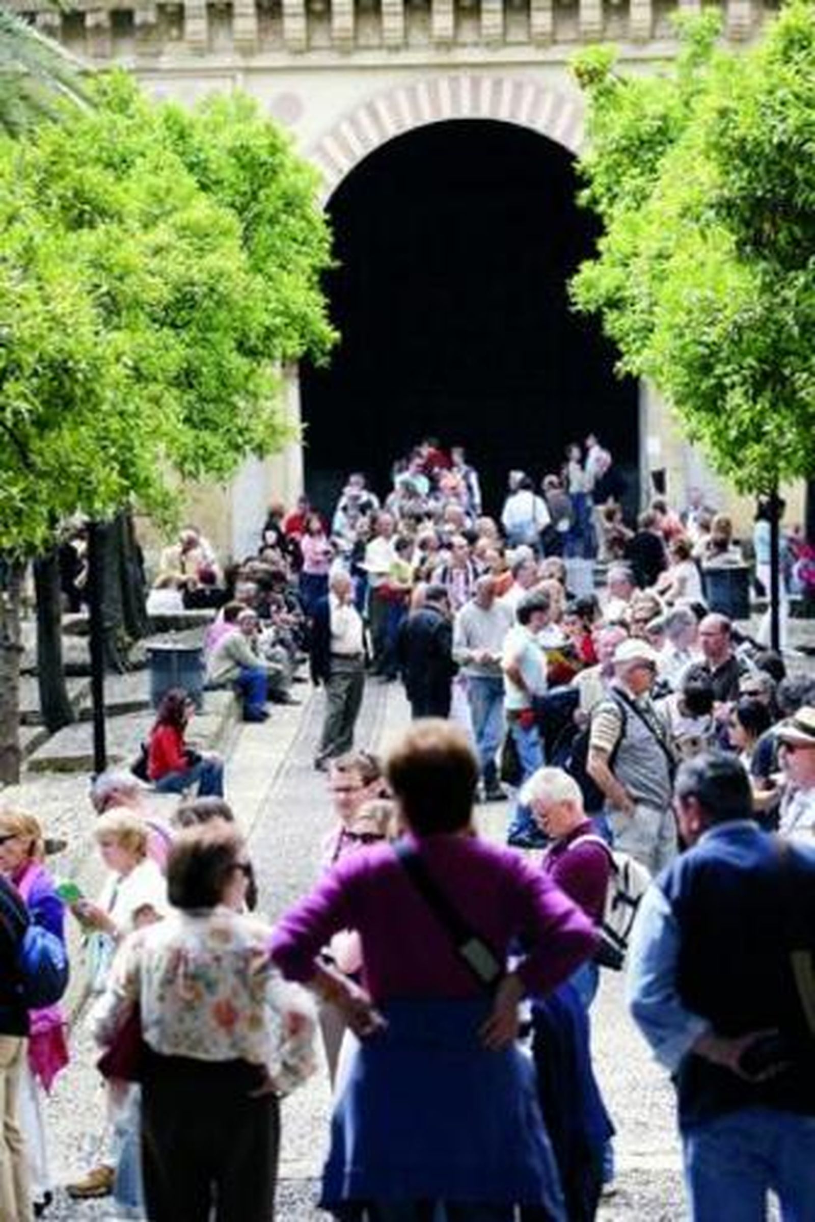 Un grupo de turistas hace cola para entrar a la Mezquita.