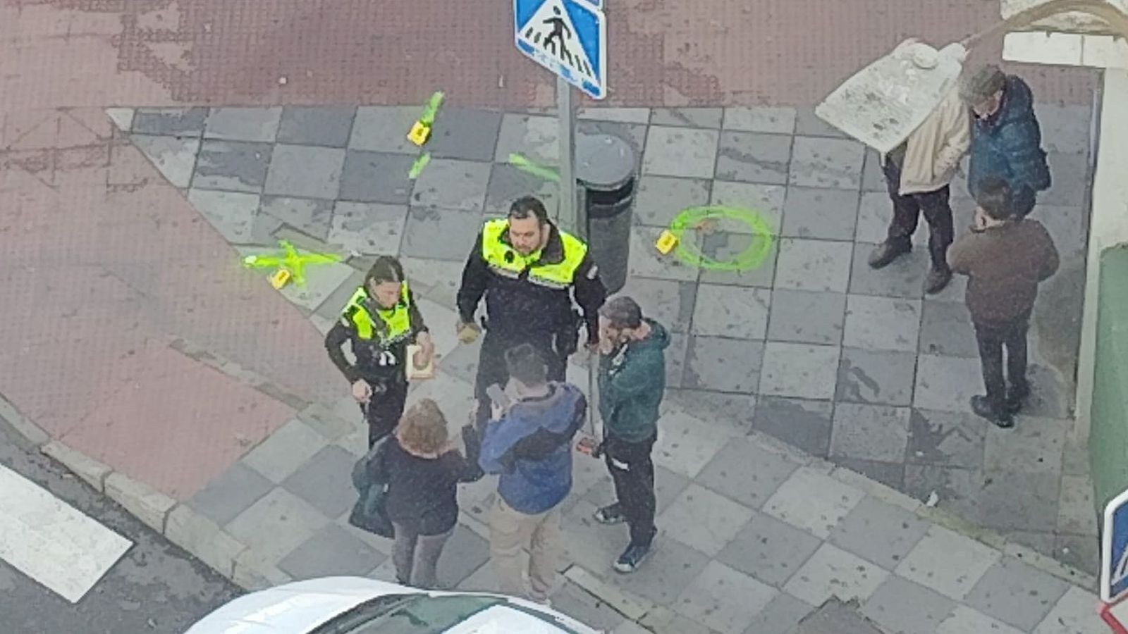 Agentes de la Policía Local hablan con varias personas en el lugar del suceso.