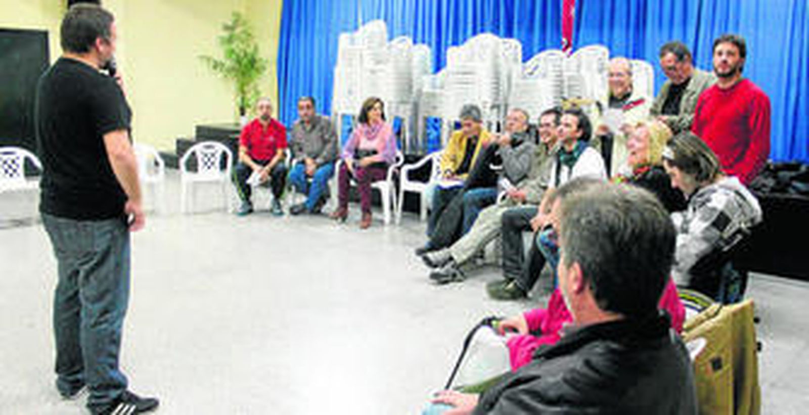Un momento de la asamblea de Podemos ayer en la Bajadilla.