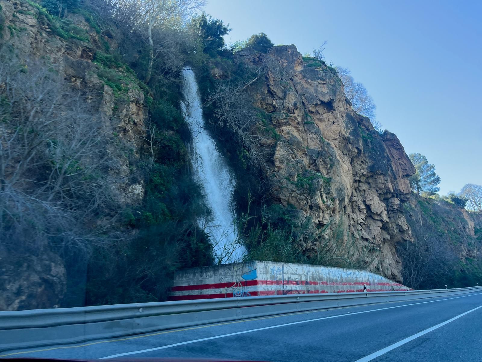 Vuelven las cascadas de agua al Azud de Vélez
