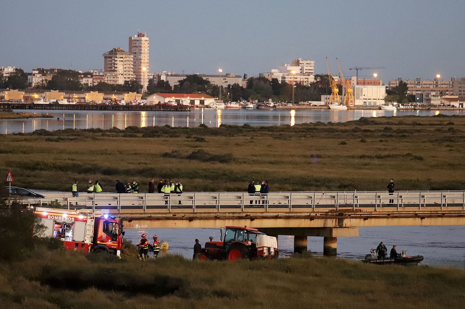 Dispositivo para extraer el coche con los cuerpos de Enrique y Paqui.