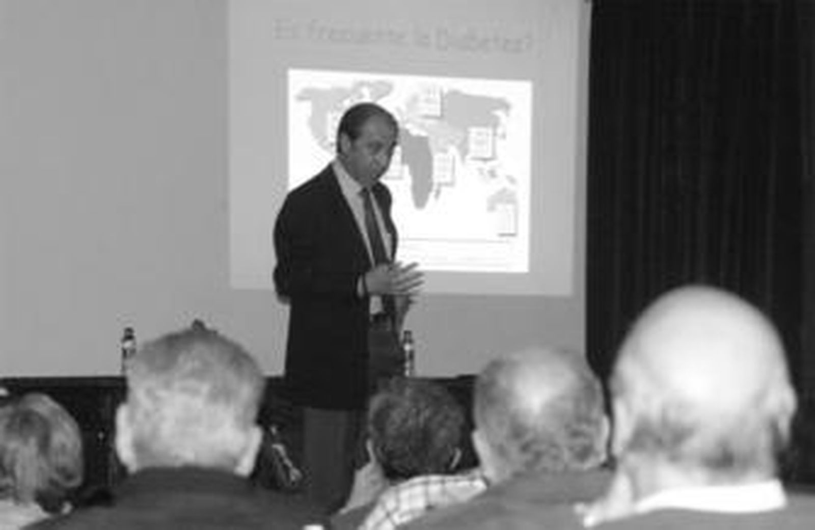 El doctor Jorge García, durante la jornada celebrada ayer en La Línea.