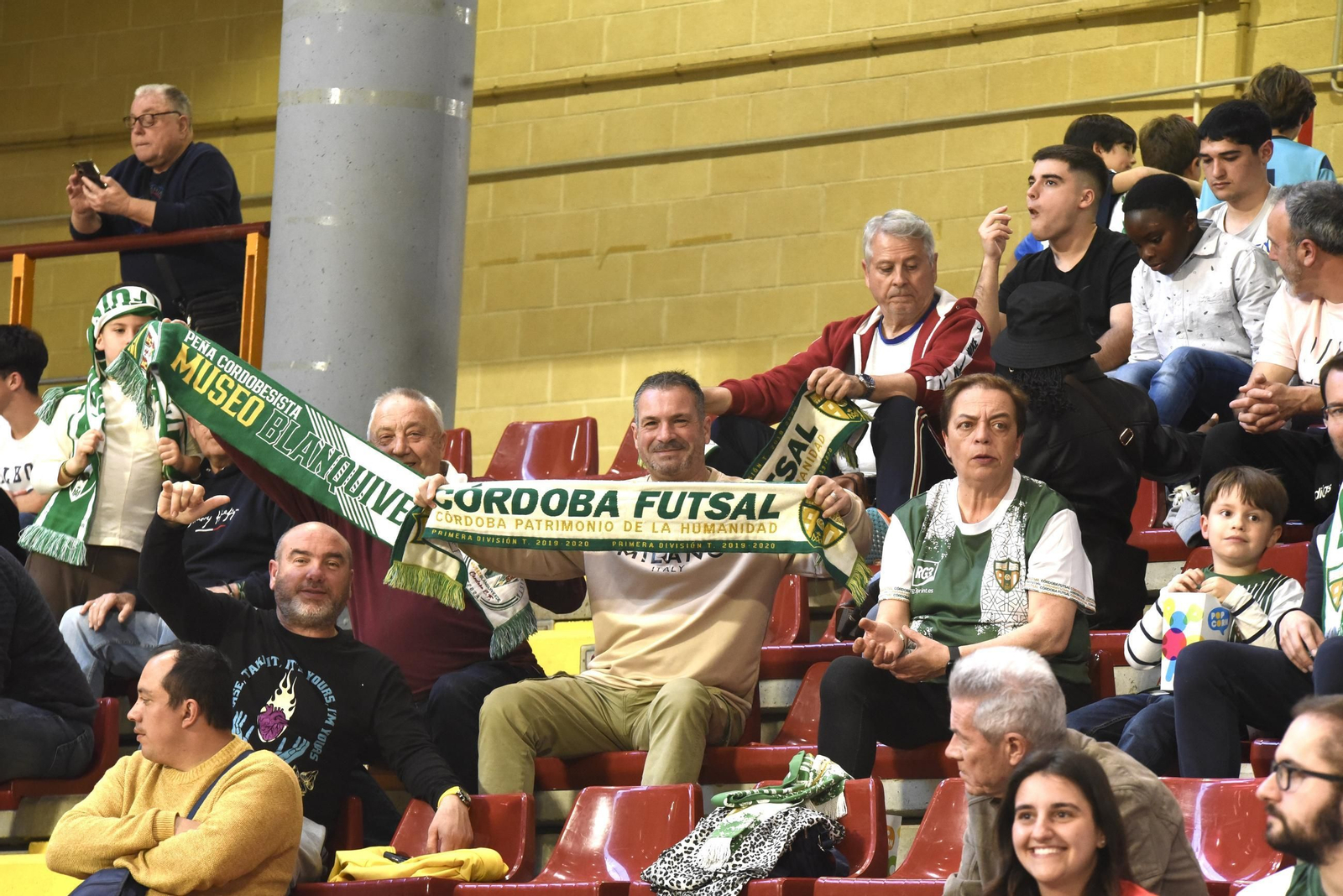 Las mejores fotos del ambiente en Vista Alegre para el Córdoba Futsal - AD Sala 10 Zaragoza