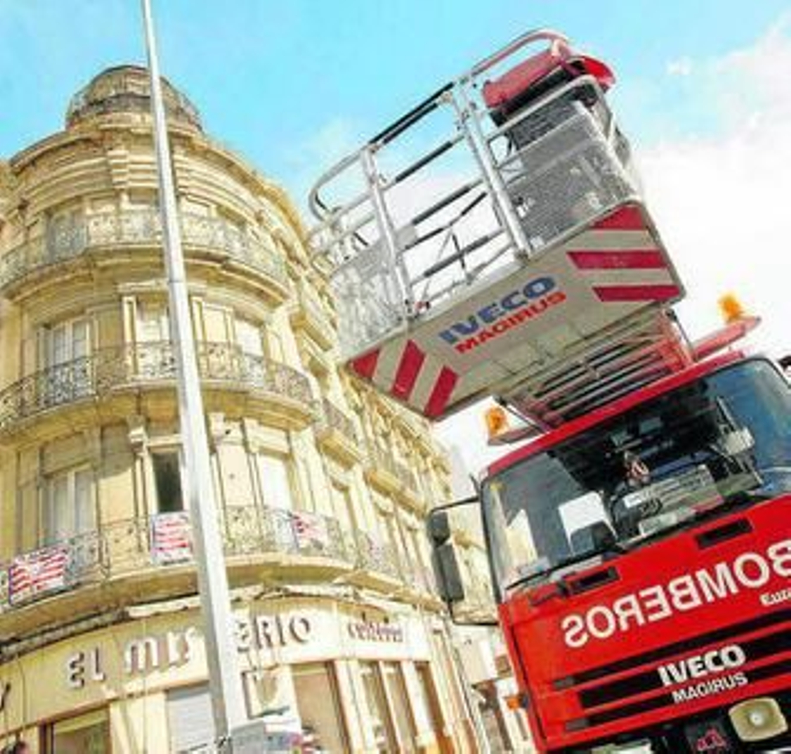 Una imagen de los bomberos junto al edificio de Las Mariposas.