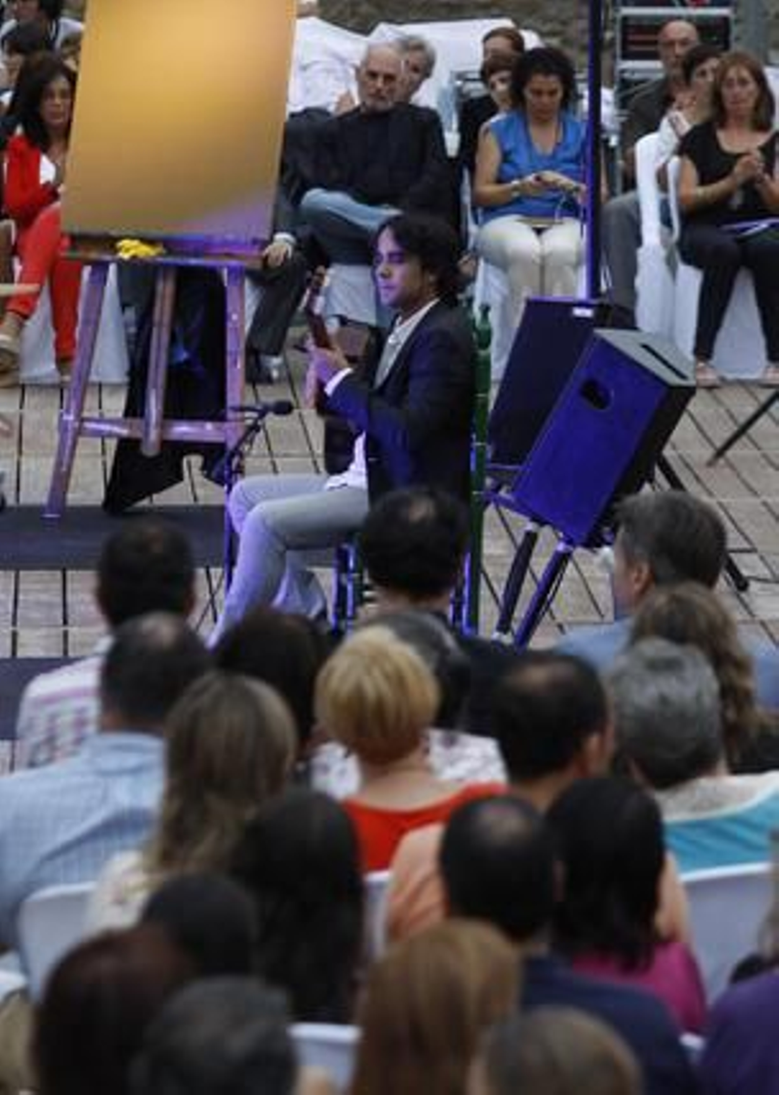 Las gradas del coliseo estrenaron aforo ante unos 400 invitados a un acto simbólico como la guitarra de Daniel Casares y el predicado de Carlos Álvarez como reclamo

Foto: Sergio Camacho