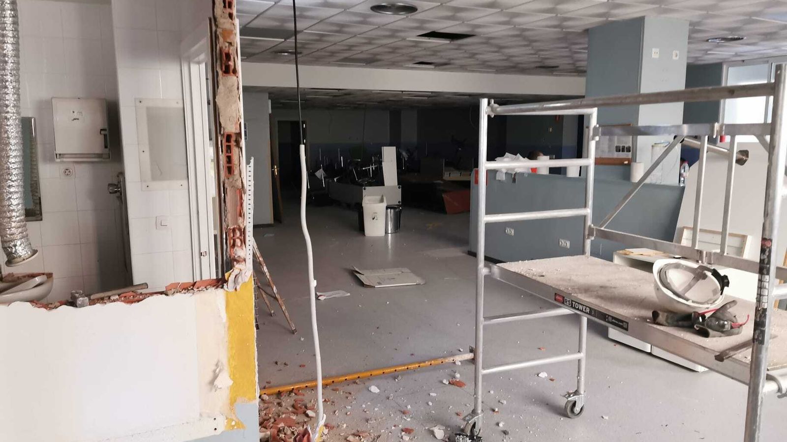 Obras que se han iniciado en el sótano -2 para ganar amplitud confortabilidad y orden en el Servicio de Oncología.