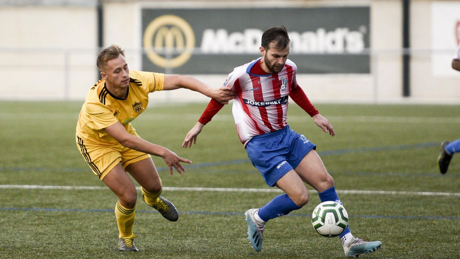 Acción de un choque de la presente temporada entre el Cubillas y el Arenas de Armilla.