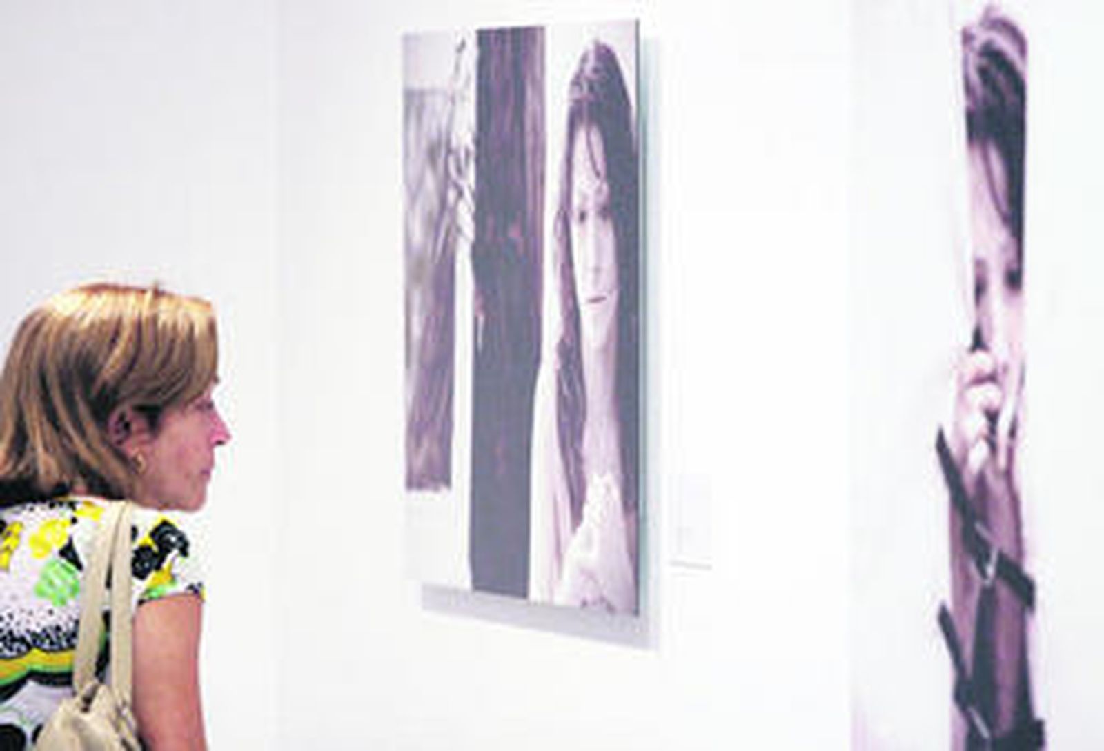 Una mujer observa una de las obras expuestas en la muestra