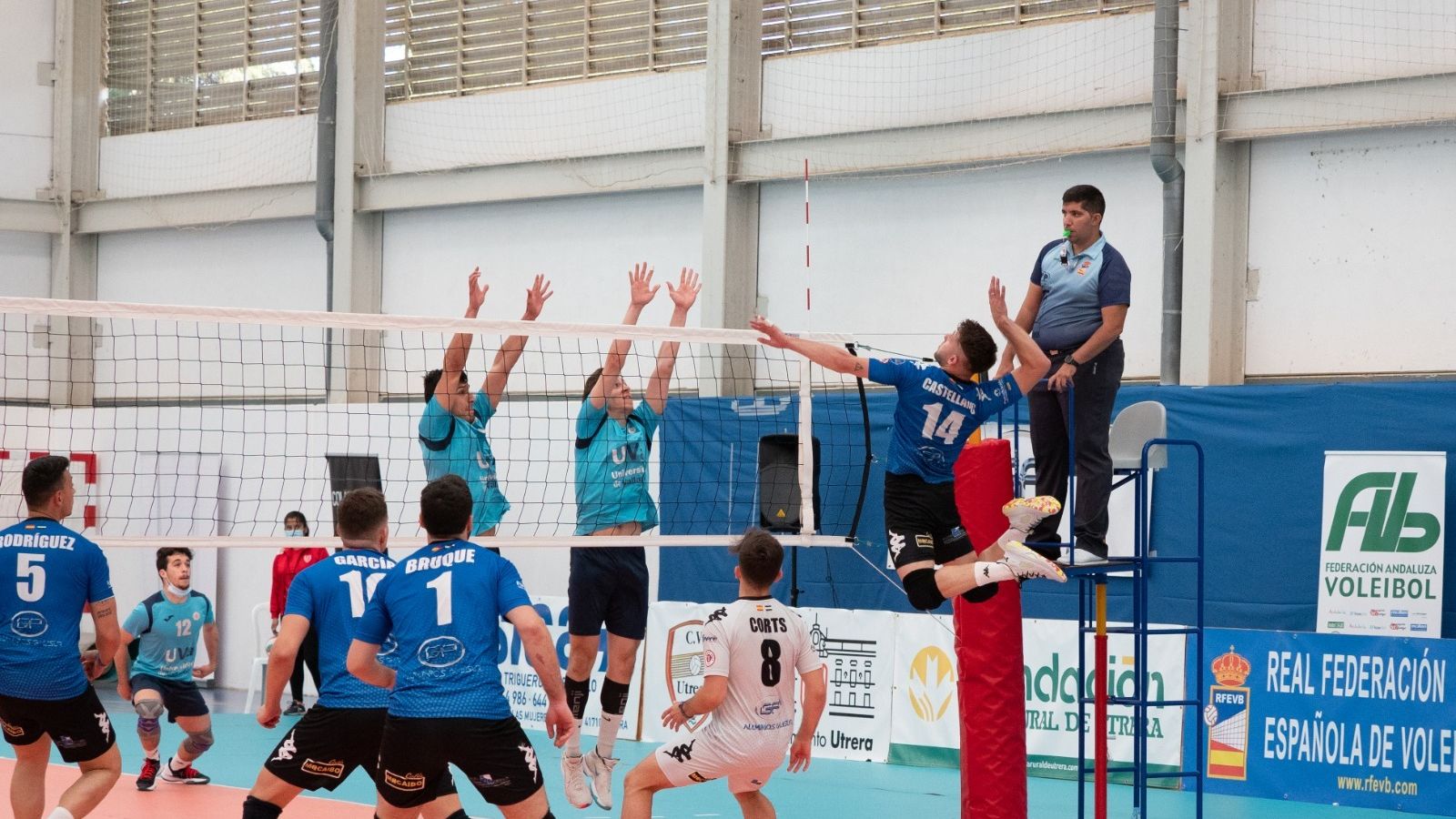 Uno de los espectaculares vuelos de Chema Castellanos.