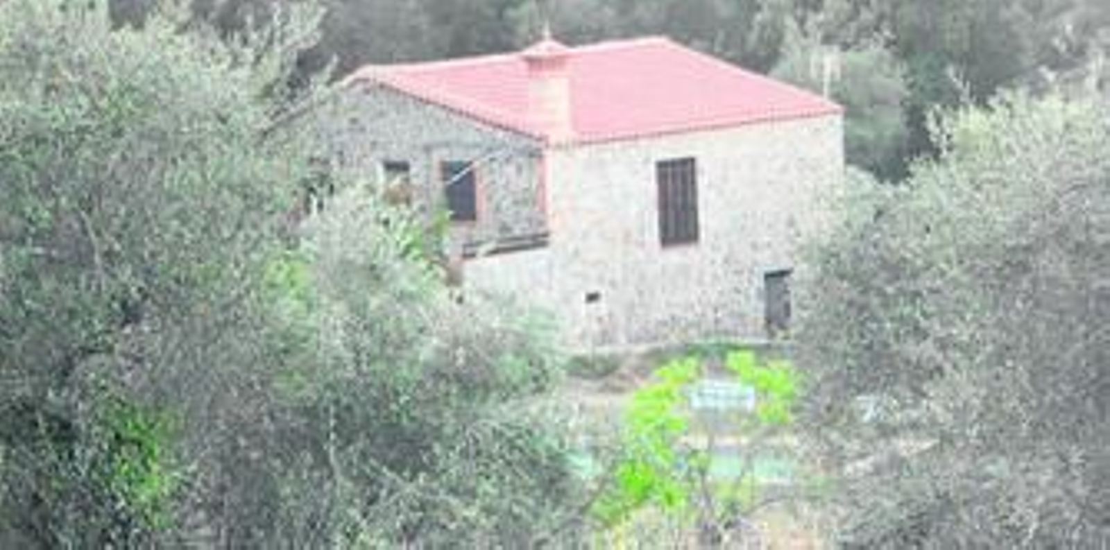 La vivienda del alcalde, de dos plantas, techumbre a dos aguas y piscina aledaña.