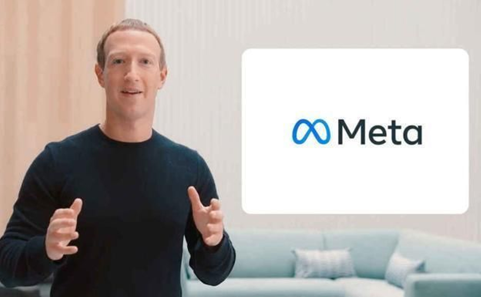 Mark Zuckerberg ante el logo de Meta.