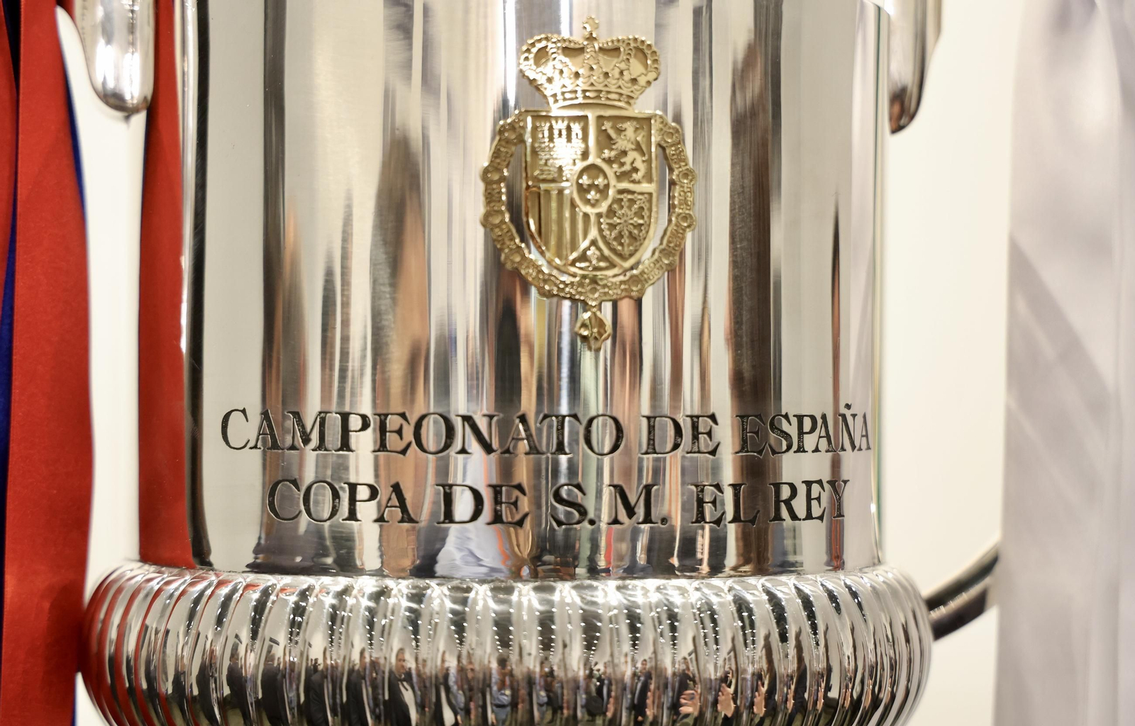 El presidente de la Junta de Andalucía recibe la Copa del Rey e inaugura la exposición "Los reyes de la Copa"