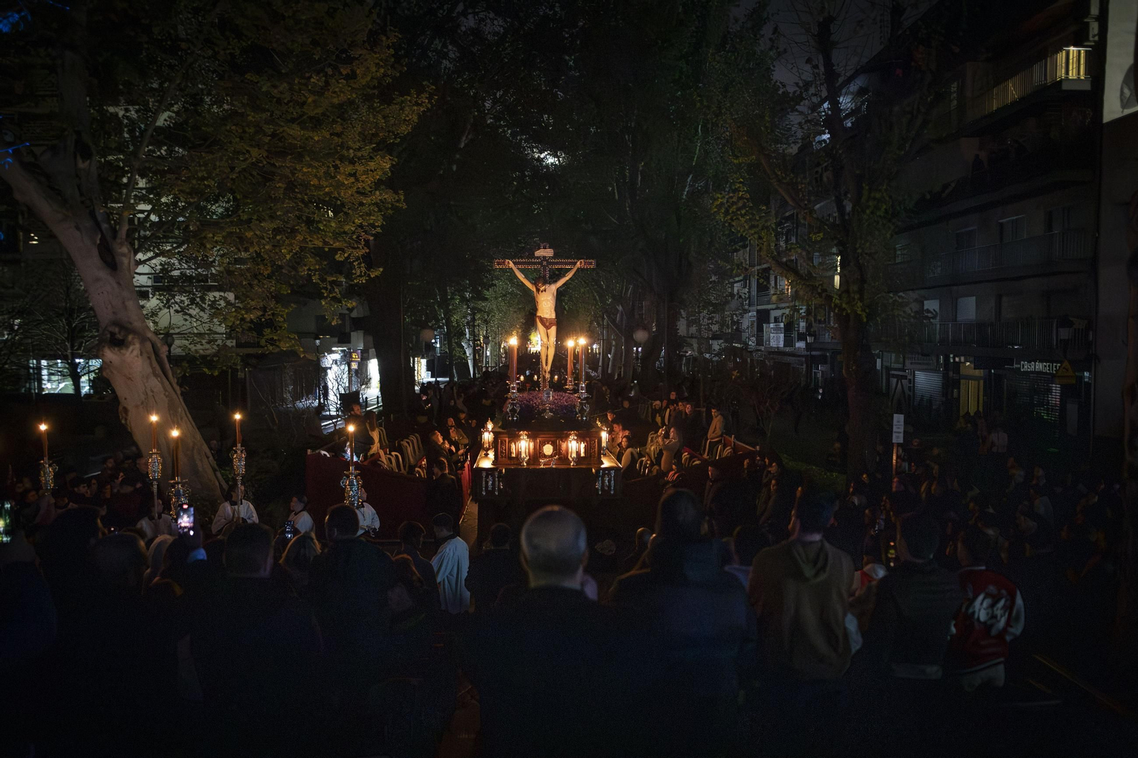 Silencio y oscuridad: las mejores fotos de la procesión del Cristo de la Misericordia de Granada