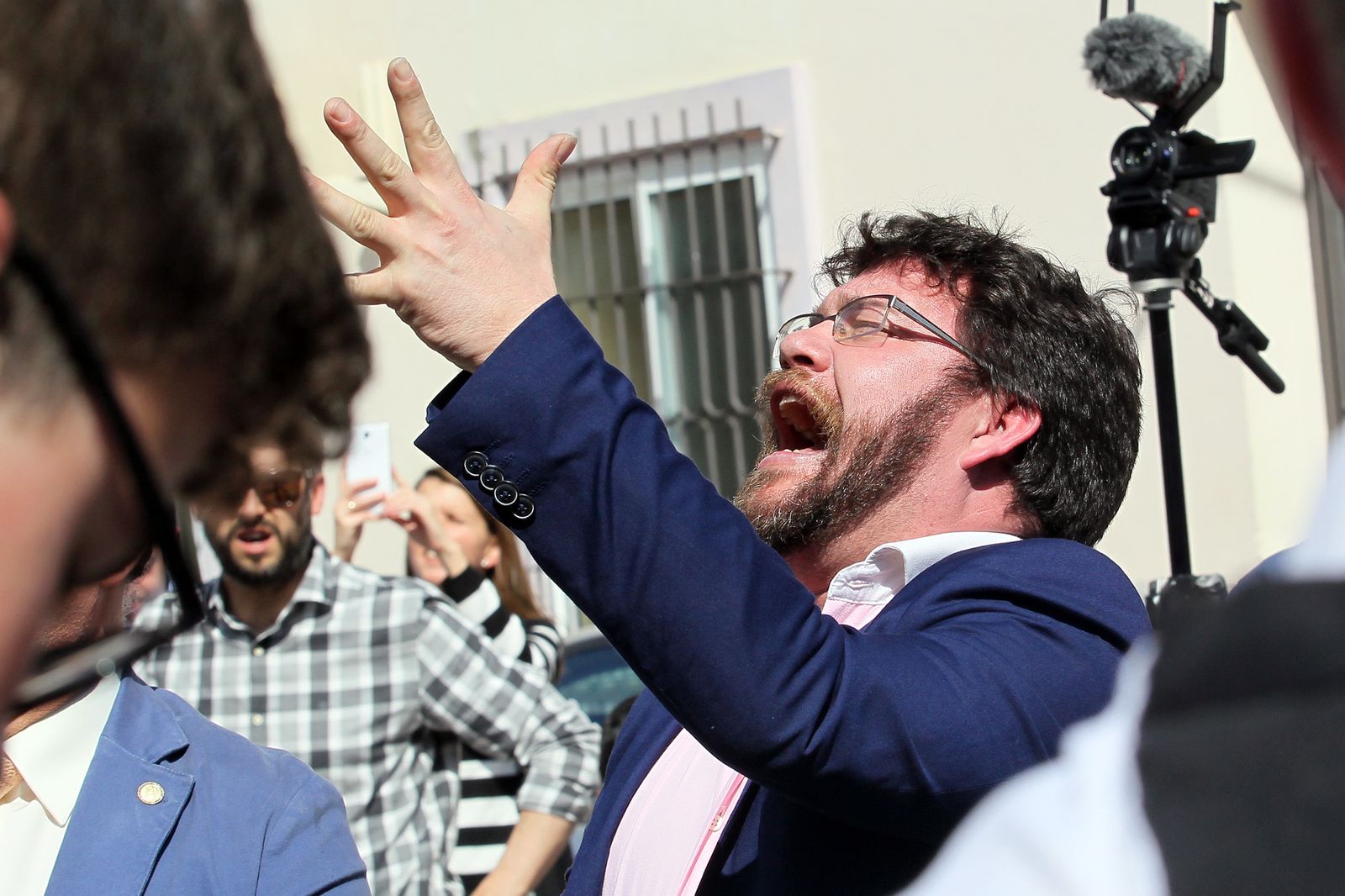 Un saetero a pie de paso del Señor del Amparo de la hermandad del Consuelo interpreta la oración hecha cante.