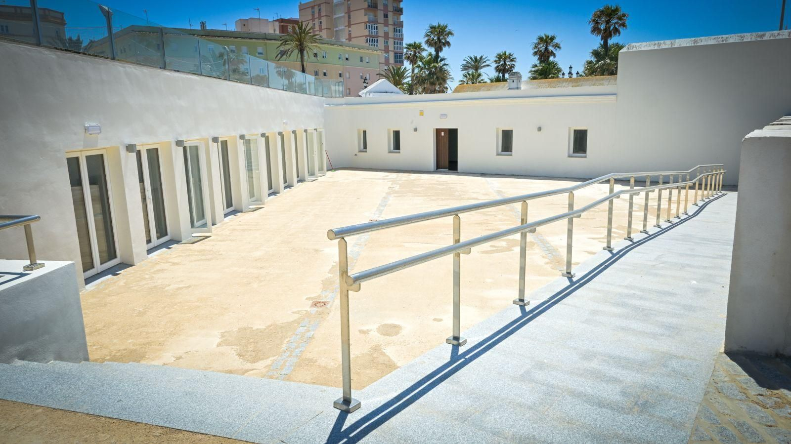 Una imagen de las dos naves, unidas en L, del Baluarte del Orejón.