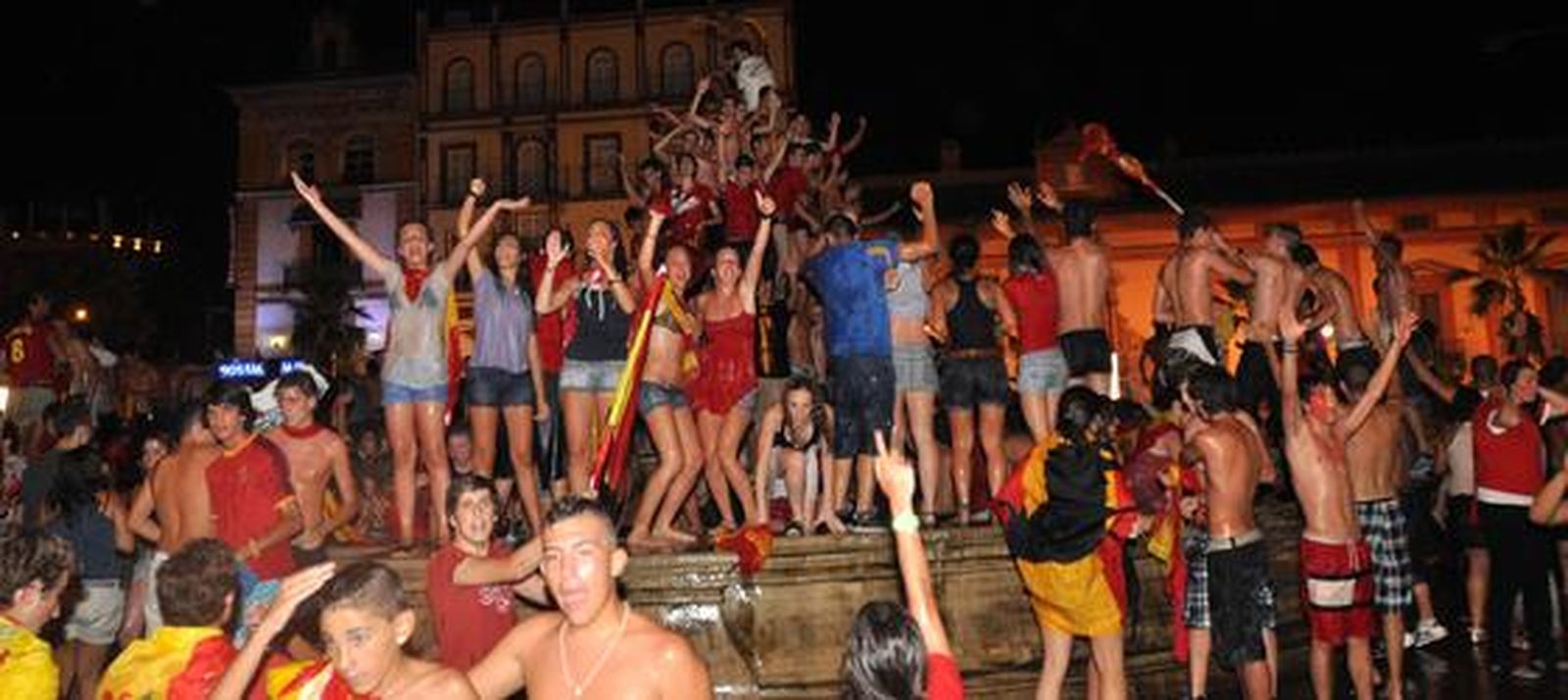 Puerta Jerez se llena de aficionados con banderas de España. 

Foto: Manuel Gómez