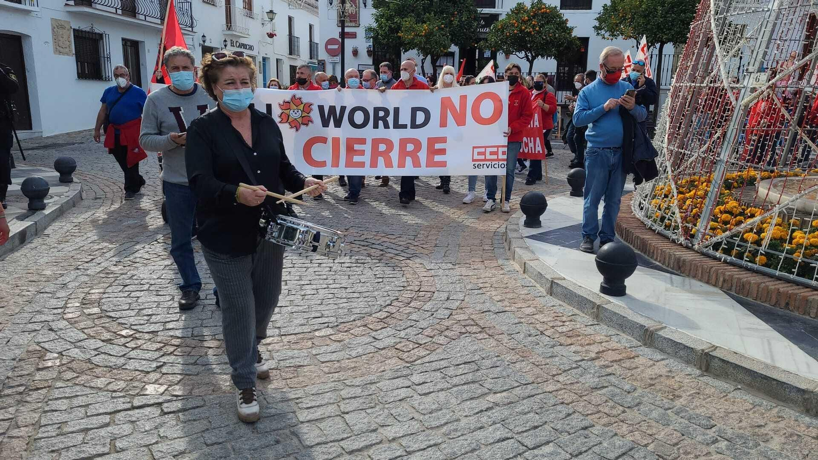 La plantilla de Tívoli se manifiesta en Benalmádena para pedir su apertura.