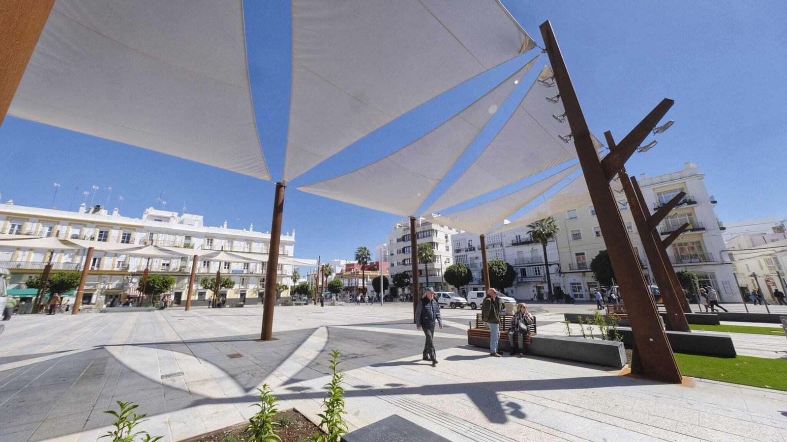 Toldos colocados en la plaza del Rey de San Fernando.
